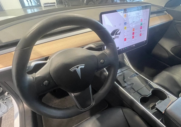 Tesla Model 3 cena 99900 przebieg: 125170, rok produkcji 2019 z Kościan małe 232